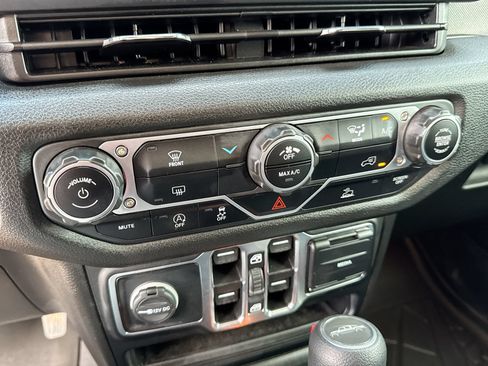 Used 2025 Jeep Gladiator Sport AWD/4WD image 18