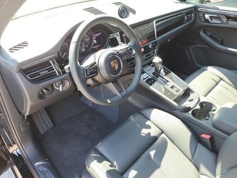 Used 2025 Porsche Macan image 4