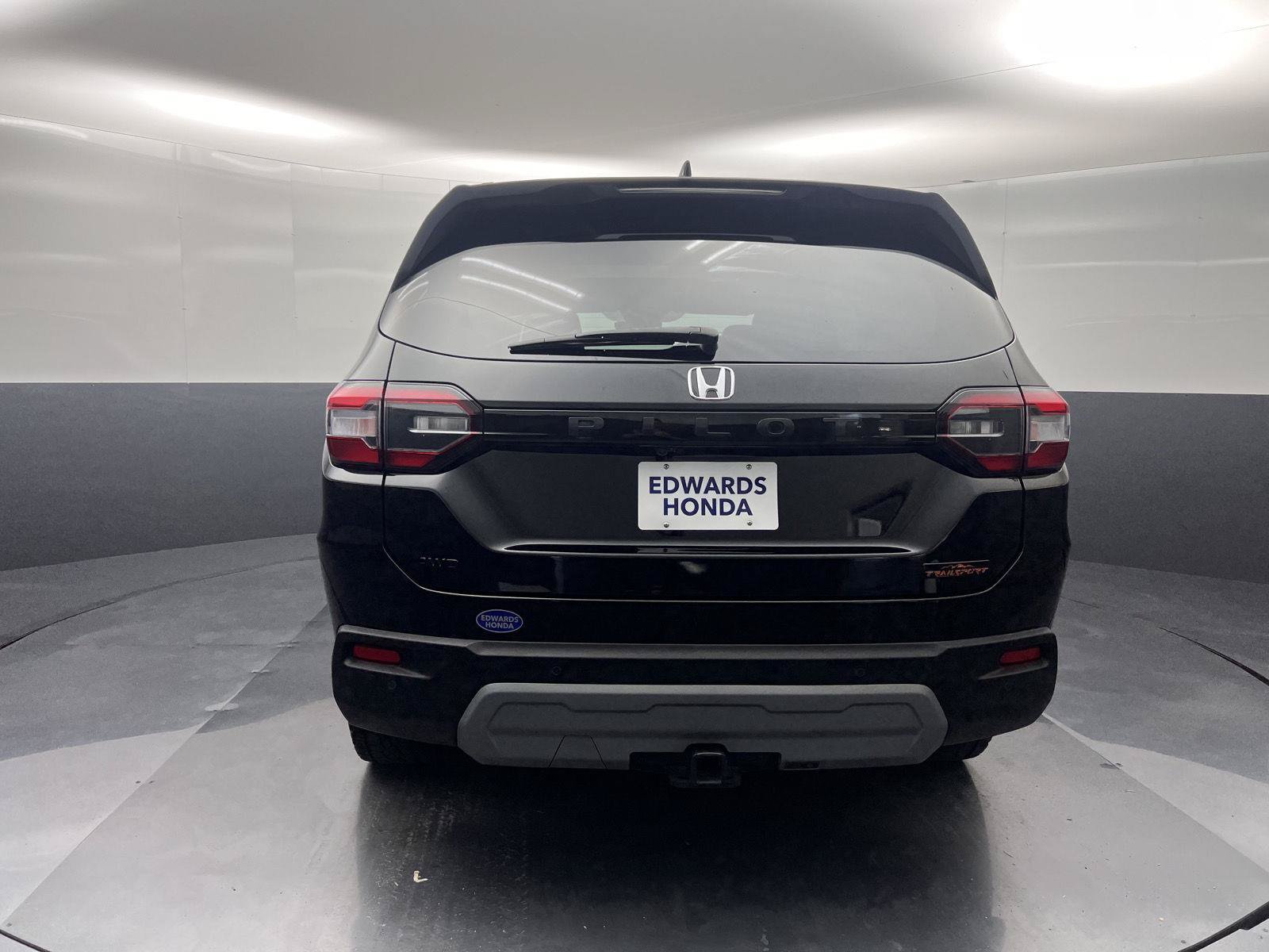 Used 2025 Honda Pilot TrailSport image 35