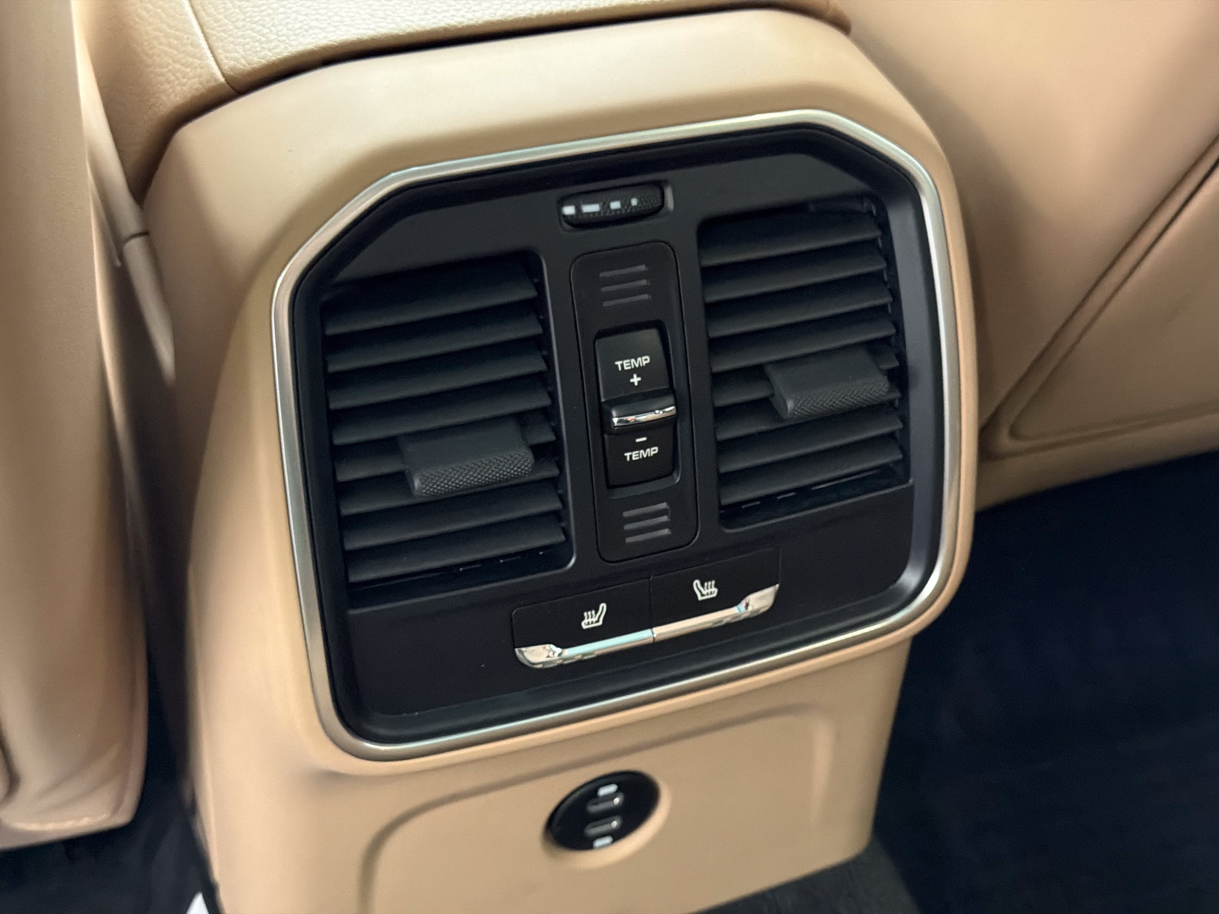 Certified 2024 Porsche Macan AWD/4WD image 25
