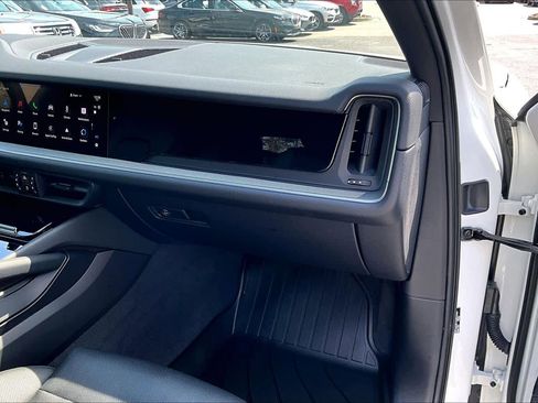 Used 2025 Porsche Cayenne AWD/4WD image 19
