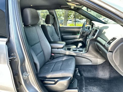 Used 2018 Jeep Grand Cherokee Laredo AWD/4WD image 9