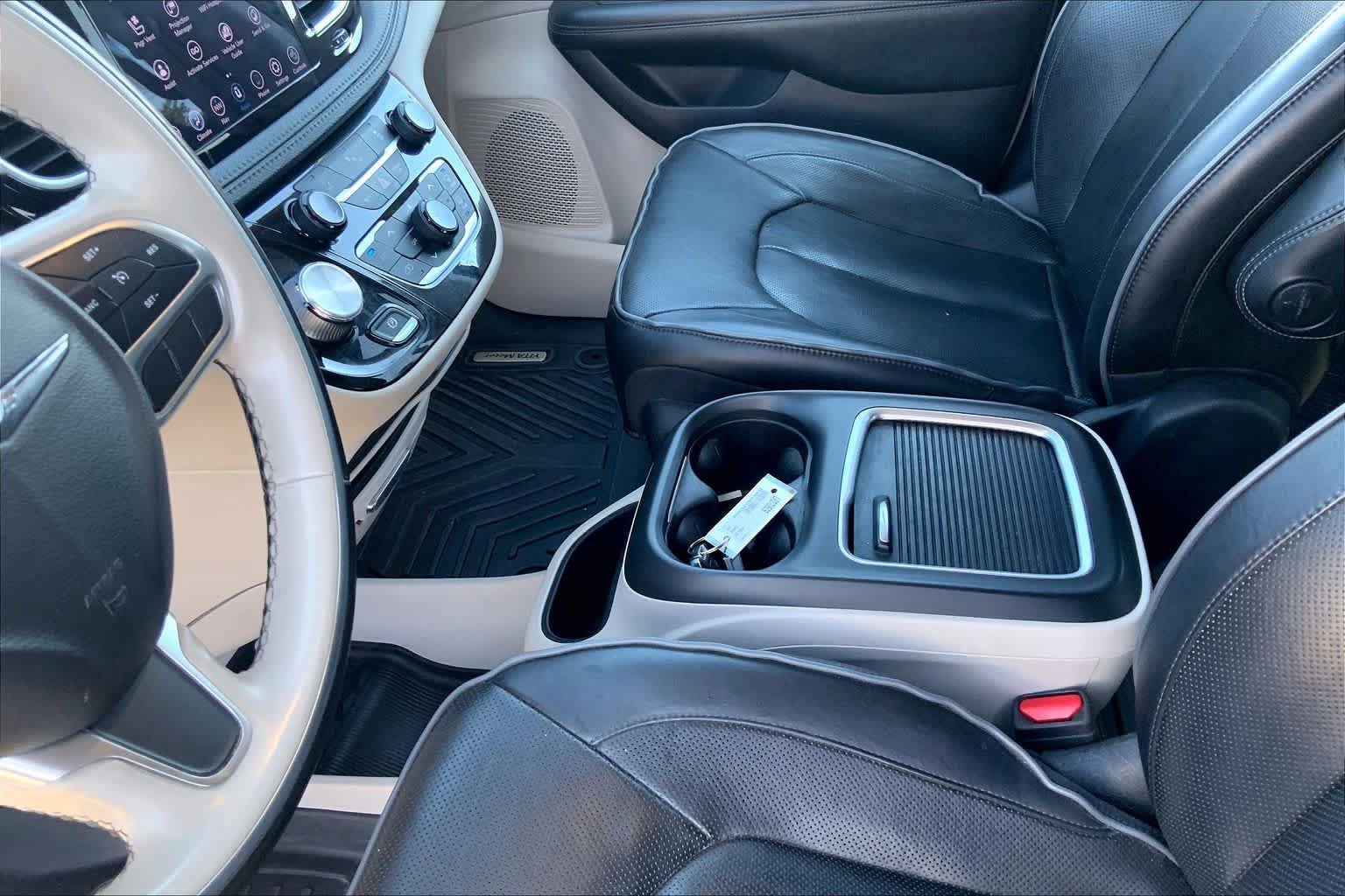 Used 2020 Chrysler Pacifica Limited FWD image 17