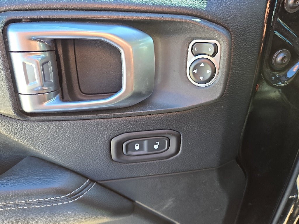Used 2018 Jeep Wrangler Unlimited Sahara AWD/4WD image 20