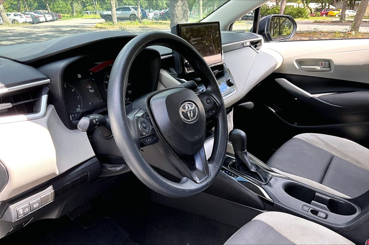 Used 2025 Toyota Corolla LE FWD image 14