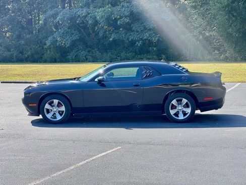 Used 2018 Dodge Challenger SXT image 3