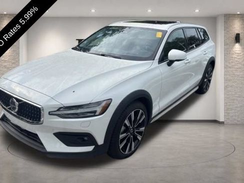Used 2025 Volvo V60 B5 Cross Country Ultra AWD/4WD image 1