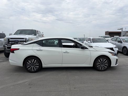 Used 2025 Nissan Altima 2.5 SV FWD image 3
