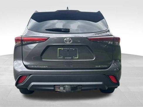 Used 2021 Toyota Highlander XLE AWD/4WD image 4