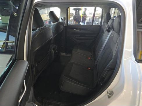 Used 2023 Jeep Grand Cherokee Laredo AWD/4WD image 17