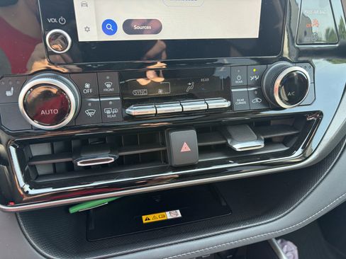 Used 2023 Toyota Highlander XLE AWD/4WD image 20