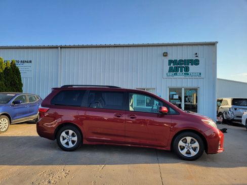 Used 2018 Toyota Sienna LE w/ Carpet Mat Package FWD image 8
