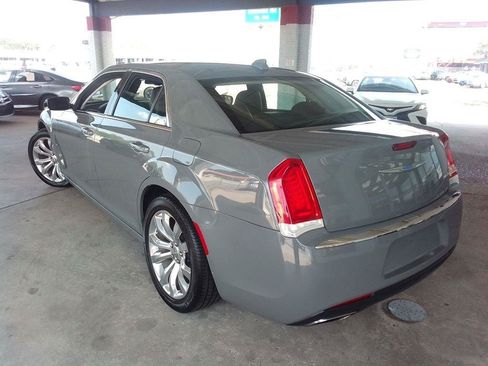 Used 2018 Chrysler 300 Touring L RWD image 4
