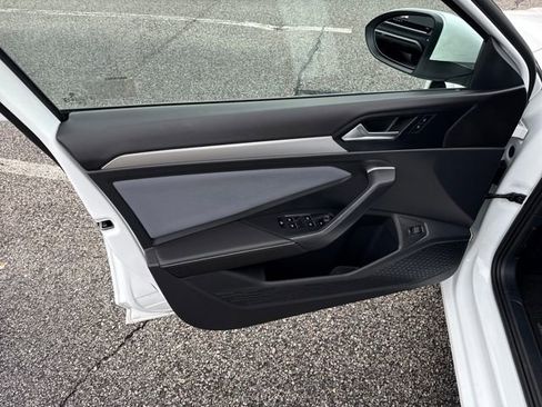 Certified 2025 Volkswagen Jetta SE w/ Sunroof Package image 11