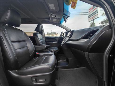 Used 2017 Toyota Sienna SE image 14