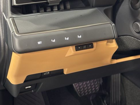 New 2026 Lexus ES 500e AWD/4WD image 17