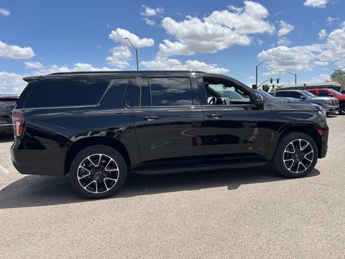 Used 2024 Chevrolet Suburban RST w/ Luxury Package AWD/4WD image 5