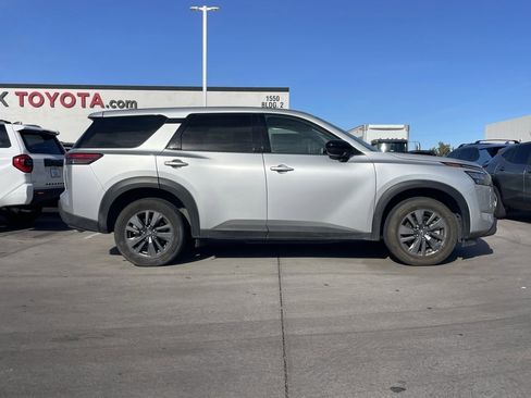 Used 2024 Nissan Pathfinder S image 3