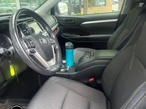 Used 2019 Toyota Highlander Plus AWD/4WD image 5