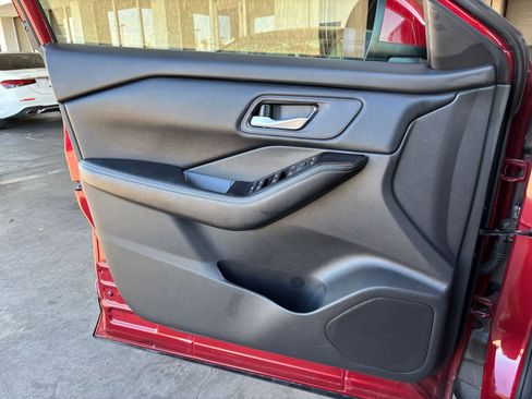 Used 2025 Nissan Rogue SV FWD image 18