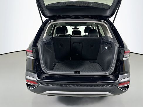 Certified 2025 Volkswagen Taos SE image 24