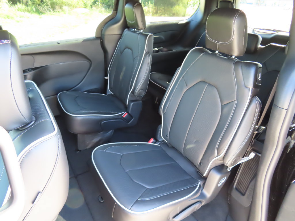 New 2027 Chrysler Pacifica Limited w/ Family Tech Group AWD/4WD image 27