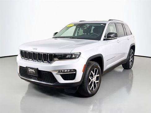 Used 2023 Jeep Grand Cherokee Limited w/ Trailer Tow Prep Group (B) AWD/4WD image 4