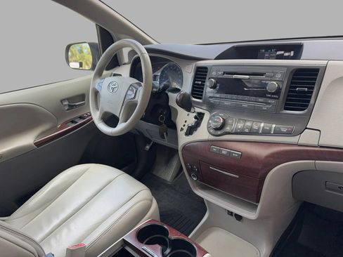 Used 2014 Toyota Sienna XLE FWD image 48