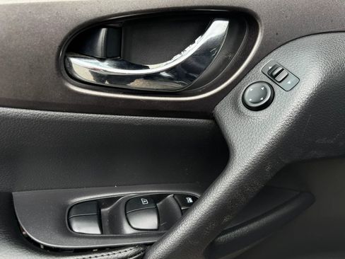 Used 2015 Nissan Rogue S image 15