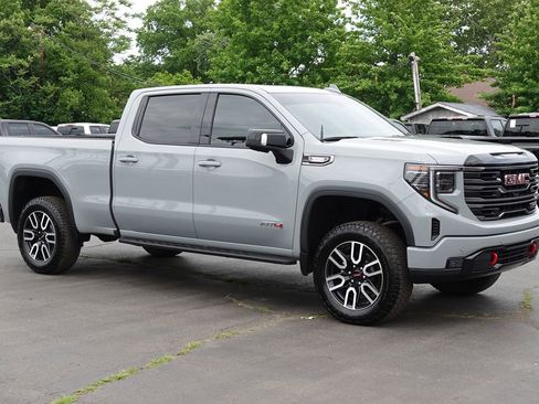 Used 2025 GMC Sierra 1500 AT4 w/ Technology Package AWD/4WD image 4