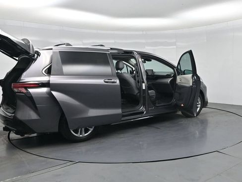Used 2021 Toyota Sienna Limited FWD image 4