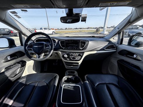 Used 2023 Chrysler Pacifica Touring-L image 13