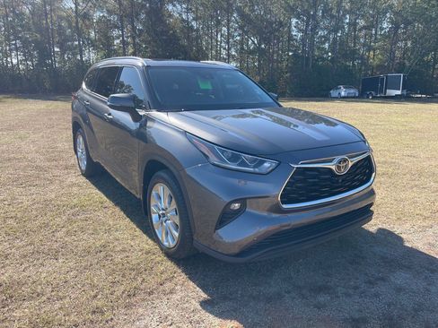 Used 2022 Toyota Highlander Limited image 1