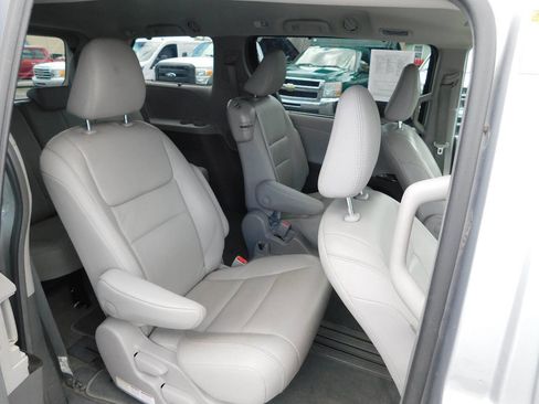 Used 2018 Toyota Sienna XLE FWD image 23