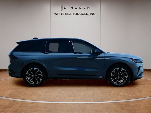 Used 2025 Lincoln Nautilus Reserve AWD/4WD image 4