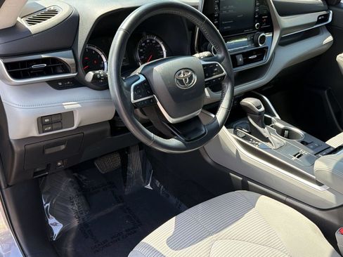 Used 2022 Toyota Highlander LE FWD image 4