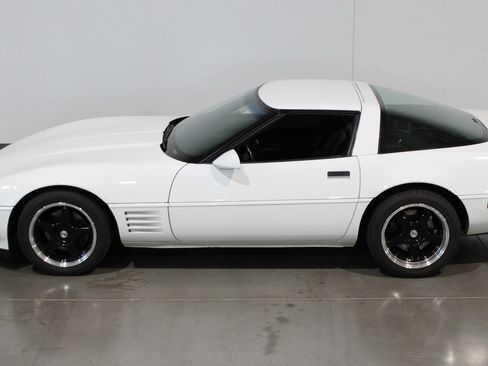 Used 1992 Chevrolet Corvette Coupe RWD image 24