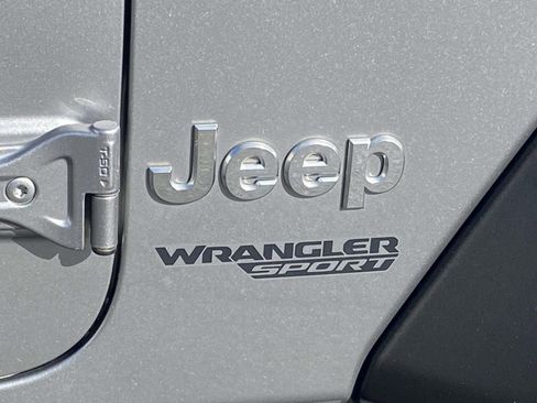 Used 2018 Jeep Wrangler Sport image 9
