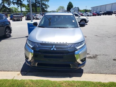 Used 2020 Mitsubishi Outlander SE FWD image 2