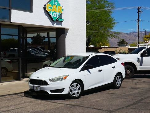 Used 2017 Ford Focus S image 2
