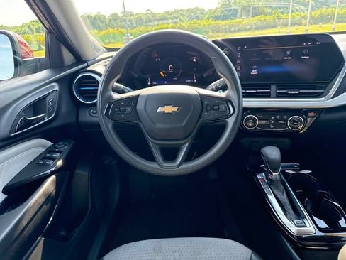 Used 2024 Chevrolet Trax LT FWD image 14