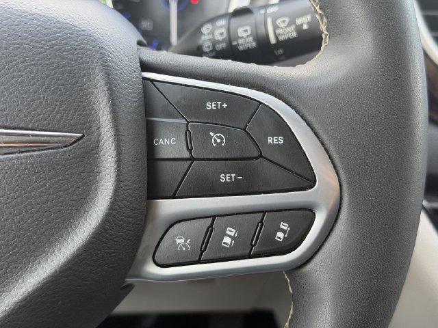 Used 2024 Chrysler Pacifica Touring-L FWD image 29