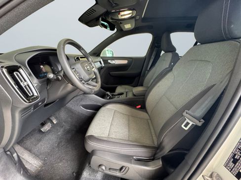 Used 2025 Volvo XC40 B5 Core image 10