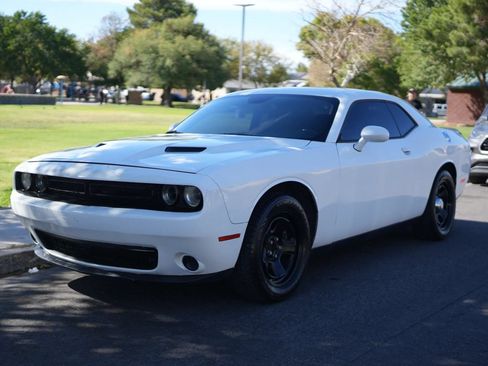 Used 2016 Dodge Challenger SXT RWD image 1