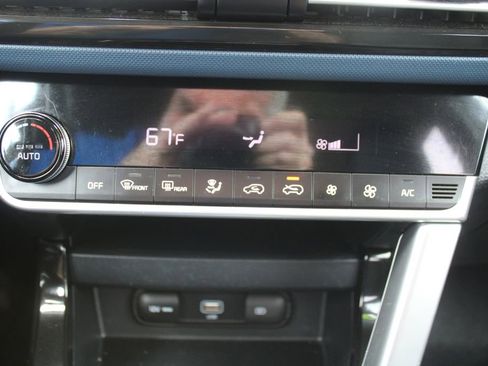Used 2023 Kia Seltos S w/ Navigation Package FWD image 36