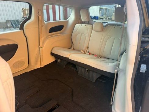 Used 2017 Chrysler Pacifica Touring w/ Tire & Wheel Group FWD image 15