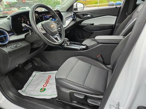 Used 2025 Chevrolet Trax LT w/ LT Convenience Package FWD image 9