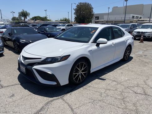 Used 2021 Toyota Camry SE FWD image 2