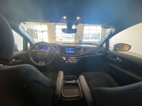 Used 2020 Chrysler Pacifica Touring w/ S Appearance Package FWD image 2
