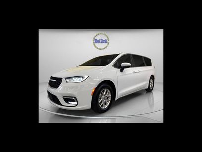 Used 2023 Chrysler Pacifica Touring
